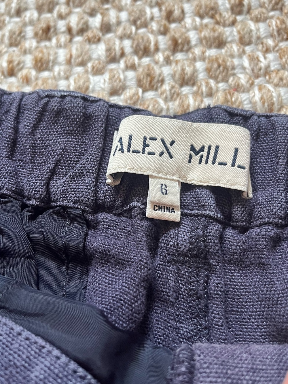 Alex Mill Pleated Pull On Shorts in Linen, size 6 in navy - Picture 3 of 6